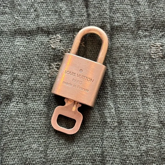 Louis Vuitton Padlock with Key 342 - Picture 4 of 4